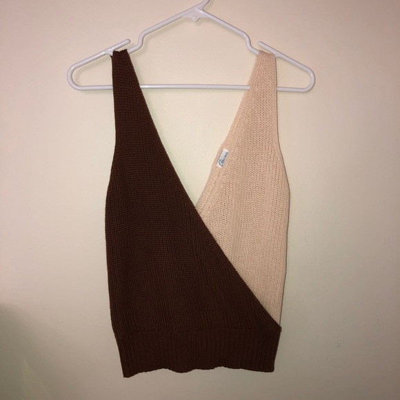 NWT Francesca’s Madilyn Colorblock Surplice Sweater Tank - Picture 3 of 7